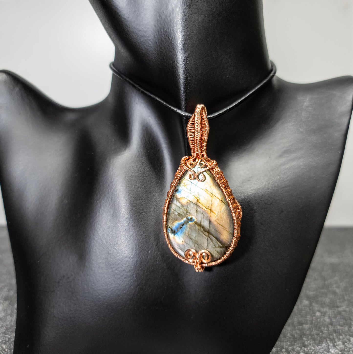 Labradorite Pendant by Vailen