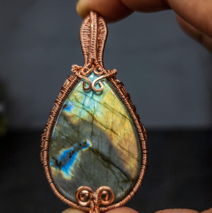 Labradorite Pendant by Vailen
