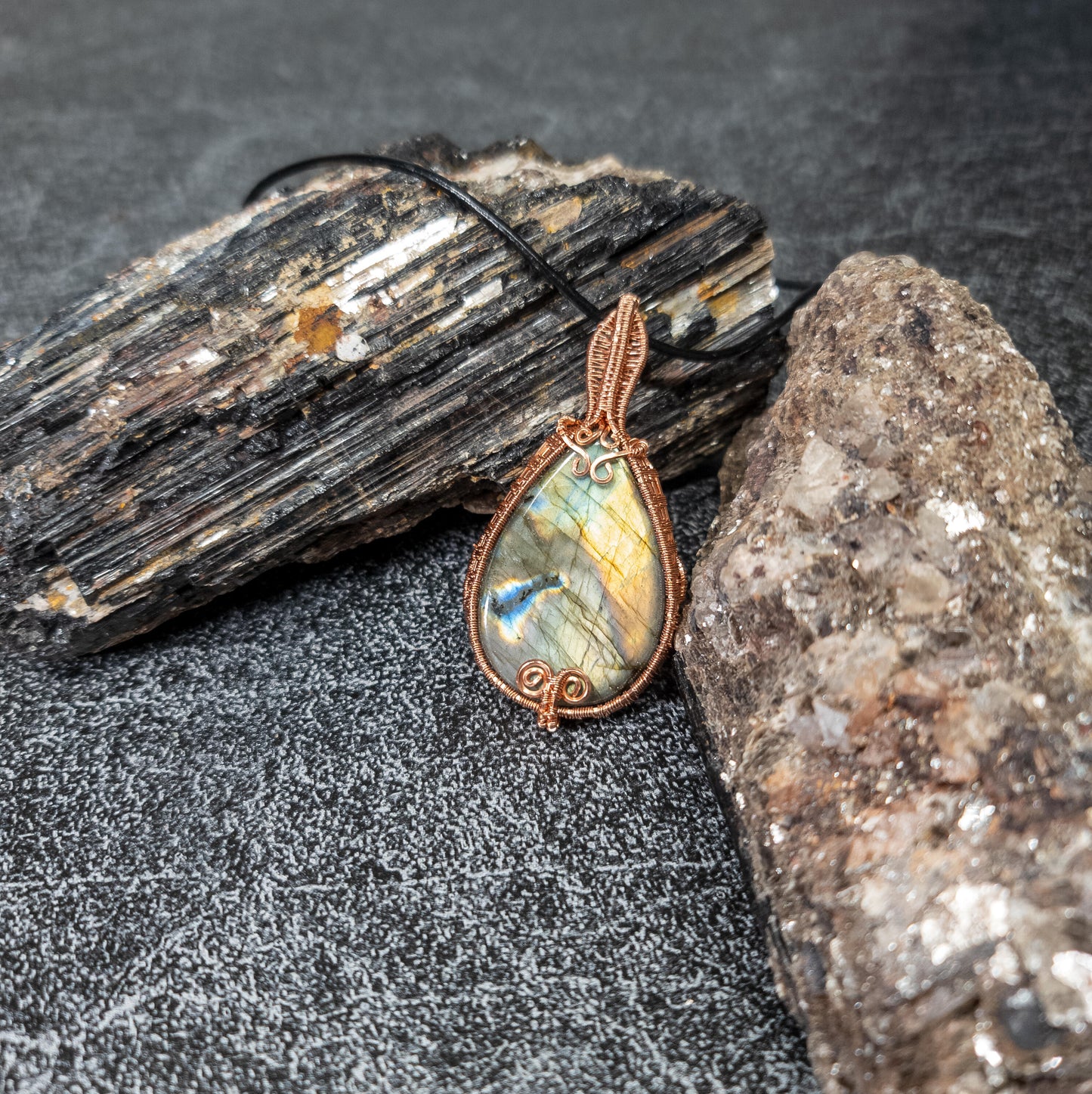 Labradorite Pendant by Vailen